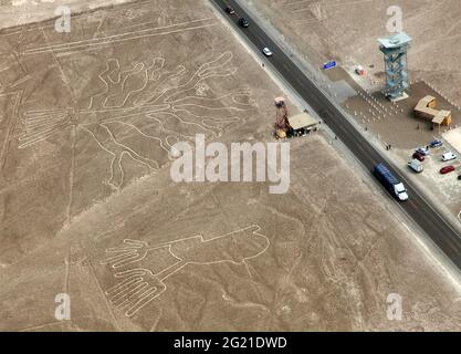 Baum und Hände Geoglyphen, Nazca geheimnisvolle Linien und Geoglyphen Luftbild, Wahrzeichen in Peru Stockfoto