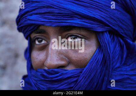 Mali, Timbuktu , Nahaufnahme eines tuareg-Mannes mit blauem Turban, Porträt eines Tuareg-Mannes mit Indigo-Turban Stockfoto