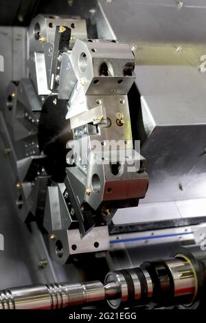 Schrägbett CNC-Drehmaschine mit Werkzeugen, die auf der Revolverscheibe montiert sind. Selektiver Fokus. Stockfoto