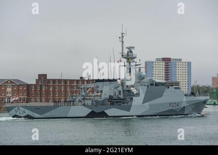 Die Royal Navy Offshore-Patrouillenschiff HMS Spey (P234) kam am 7/6/2021 in Portsmouth, Großbritannien an und zeigte ihr neues, blendes Tarnlackierschema. Stockfoto