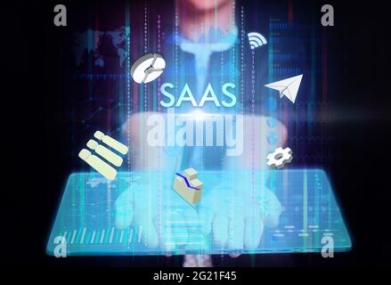 Business, Technologie, Internet und Netzwerkkonzept. Junger Geschäftsmann arbeitet auf einem virtuellen Bildschirm der Zukunft und sieht die Inschrift: SAAS Stockfoto