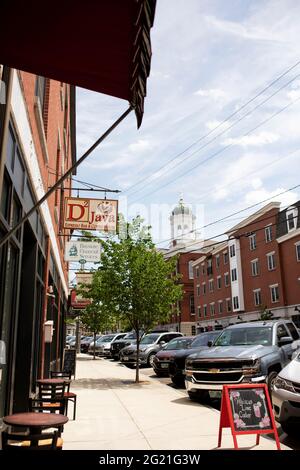 Geschäfte und Restaurants an der Water Street im Zentrum von Exeter, New Hampshire, USA. Im Hintergrund ist das Rathaus zu sehen. Stockfoto