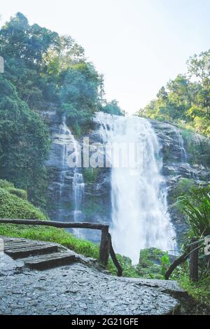 Wachirathan Wasserfall im Doi Inthanon National Park im Mae Chaem Bezirk, Provinz Chiang Mai, Thailand. Stockfoto