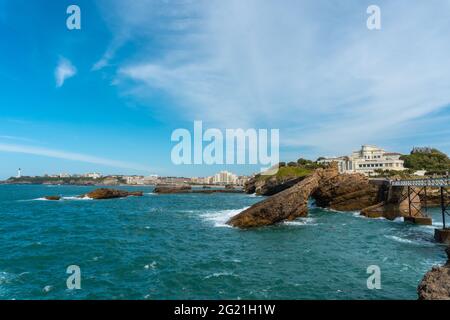 Holzbrücke bei Plage du Port Vieux in Biarritz im Südosten Frankreichs Stockfoto