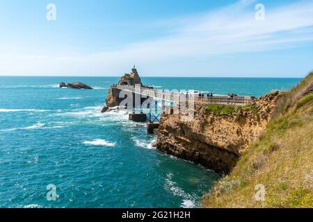 Holzbrücke über das Meer in Biarritz, Rocher de la Vierge im Sommer, Frankreich Stockfoto
