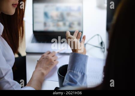 Ein zwei Mädchen übt vor dem Online-Kurs die Grundkursübungen per Video auf dem Laptop. Soziale Distanzierung.Bleib zu Hause. Neuer Normalwert. Covid-19-Coronavirus Stockfoto