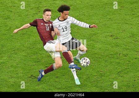 Düsseldorf, Deutschland. Juni 2021. Leroy Sane (R) aus Deutschland steht bei einem Freundschaftsspiel zwischen Deutschland und Lettland in Düsseldorf am 7. Juni 2021 mit Raivis Jurkovskis aus Lettland im Spiel. Quelle: Ulrich Hufnagel/Xinhua/Alamy Live News Stockfoto