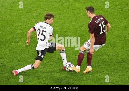 Düsseldorf, Deutschland. Juni 2021. Thomas Mueller (L) aus Deutschland steht bei einem Freundschaftsspiel zwischen Deutschland und Lettland am 7. Juni 2021 in Düsseldorf mit Vladislavs Fjodorovs aus Lettland im Spiel. Quelle: Ulrich Hufnagel/Xinhua/Alamy Live News Stockfoto