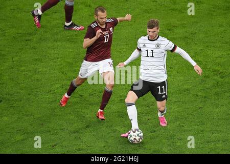 Düsseldorf, Deutschland. Juni 2021. Timo Werner (R) aus Deutschland steht mit Arturs Zjuzins aus Lettland während eines Freundschaftsspiel zwischen Deutschland und Lettland in Düsseldorf, Deutschland, am 7. Juni 2021, im Spiel. Quelle: Ulrich Hufnagel/Xinhua/Alamy Live News Stockfoto