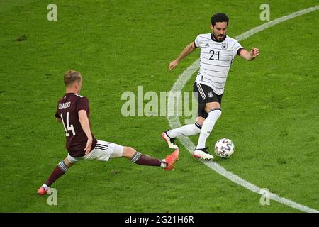 Düsseldorf, Deutschland. Juni 2021. Der lettische Andrejs Ciganiks (L) steht mit Ilkay Guendogan (Deutschland) während eines Freundschaftsspiels zwischen Deutschland und Lettland in Düsseldorf am 7. Juni 2021 im Spiel. Quelle: Ulrich Hufnagel/Xinhua/Alamy Live News Stockfoto