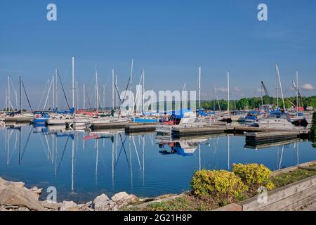 An einem späten Frühlingsabend dockten die Vergnügungsboote im Hafen von Meaford, Ontario, Kanada, an. Stockfoto