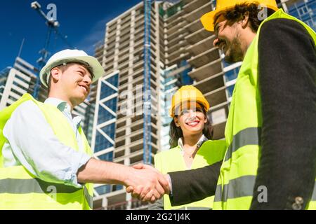 Architekten und Vorarbeiter bei der Besprechung auf der Baustelle des Hochsteigewerks Stockfoto