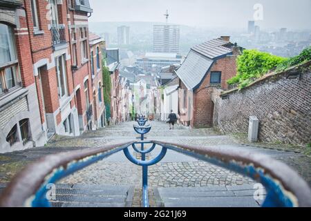 LÜTTICH, BELGIEN - 05. Jun 2021: Lüttich, Belgien, 2021. Juni: Berühmte Montagne de Büren Treppe in Lüttich, Belgien. 374 Stufen Treppe. Stockfoto