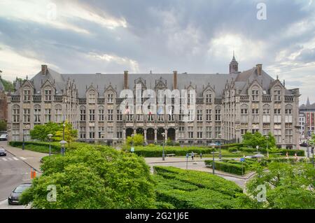 LÜTTICH, BELGIEN - 05. Jun 2021: Lüttich, Belgien, 2021. Juni: Blick auf das Palais Provincial in Lüttich, Belgien, mit dem Heiligen Lambert davor Stockfoto