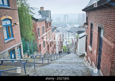 LÜTTICH, BELGIEN - 05. Jun 2021: Lüttich, Belgien, 2021. Juni: Berühmte Montagne de Büren Treppe in Lüttich, Belgien. 374 Stufen Treppe. Stockfoto