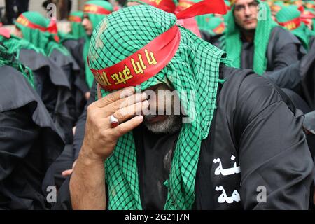 BEIRUT, LIBANON - 24. Okt 2015: BEIRUT, LIBANON - 2015: Männer hören Ashura-Unglück vor dem Beginn der von Hezboll organisierten Prozession von Ashura Stockfoto