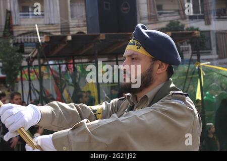 BEIRUT, LIBANON - 24. Okt 2015: BEIRUT, LIBANON - 2015: Al-Mahdi Scouts Mitglied hält eine Flagge in der Ashoura Prozession. Al-Mahdi Scouts ist eine Jugendbewegung Stockfoto