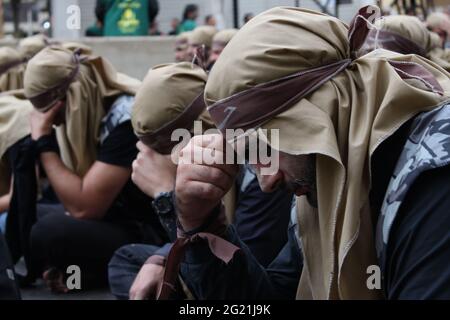 BEIRUT, LIBANON - 24. Okt 2015: BEIRUT, LIBANON - 2015: Männer hören Ashura-Unglück vor dem Beginn der von Hezboll organisierten Prozession von Ashura Stockfoto