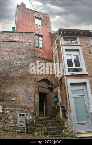 LÜTTICH, BELGIEN - 05. Jun 2021: Lüttich, Belgien, 2021. Juni: Fausse porte oder falsche Tür, typisch in der Rue Pierreuse in Lüttich, Belgien Stockfoto