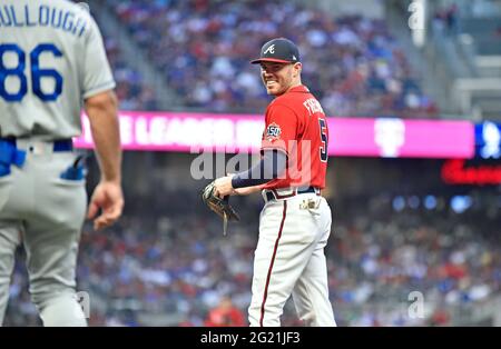 Atlanta, GA, USA. Juni 2021. Atlanta Braves erster Baseman Freddie Freeman lächelt, während er mit einem Los Angeles Dodgers-Spieler während der vierten Auserlanung eines MLB-Spiels im Truist Park in Atlanta, GA, spricht. Austin McAfee/CSM/Alamy Live News Stockfoto