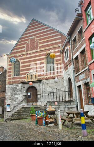 LÜTTICH, BELGIEN - 05. Jun 2021: Lüttich, Belgien, 2021. Juni: Rue Voliere Straßenszene in Lüttich, mit Chapelle Saint-Roch en Voliere Stockfoto