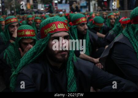 BEIRUT, LIBANON - 24. Okt 2015: BEIRUT, LIBANON - 2015: Männer warten auf den Beginn der von der Hisbollah organisierten Prozession Ashuras. Stockfoto