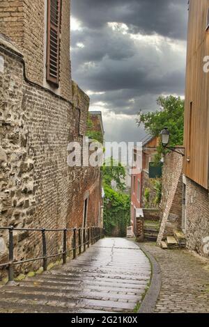 LÜTTICH, BELGIEN - 05. Jun 2021: Lüttich, Belgien, 2021. Juni: Au Peri Straßenansicht in Lüttich mit Treppe an einem regnerischen Tag. Stockfoto