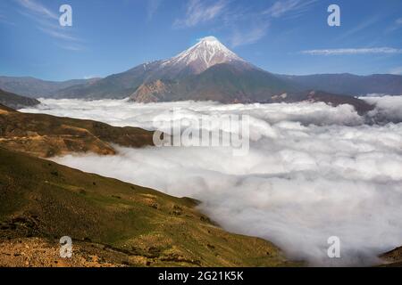 Mount Damavand, einen potenziell aktiver Vulkan, ist ein Stratovulkan, das ist der höchste Berg im Iran und der höchste Vulkan in Asien. Stockfoto