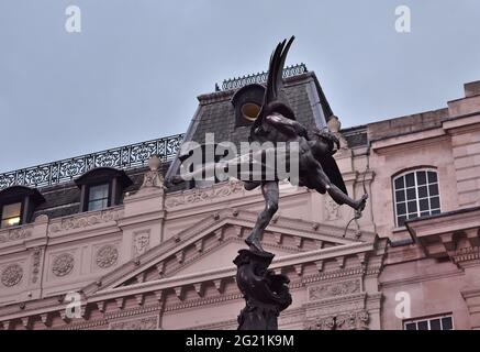 LONDO, GROSSBRITANNIEN - 20. Aug 2015: Statue des Engels von Anteros auf dem Shaftesbury Memorial Fountain, im Piccadilly Circus, London, United Stockfoto