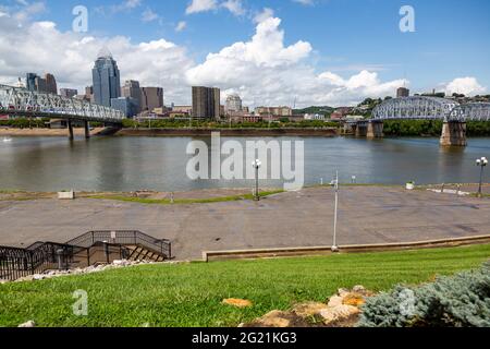 Cincinnati, Ohio, ist jenseits des Ohio River zu sehen, da es zwischen der Purple People Bridge und der Taylor Southgate Bridge fließt Stockfoto