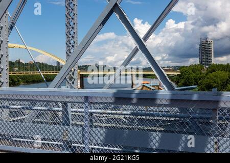 Die Daniel Carter Beard Bridge und die South Shore Wohnanlagen wie von der Purple People Bridge über dem Ohio River in Cincinnati, OH aus gesehen. Stockfoto