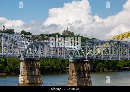 Die Holy Cross Immaculata Kirche ist über der Daniel Carter Beard Bridge und der Purple People Bridge in Cincinnati, Ohio, USA zu sehen. Stockfoto