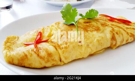 Nahaufnahme von einer Platte mit einer typischen Tortilla de patatas, spanisches Omelette, auf einem Tisch Stockfoto