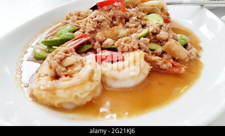 Wokgemüse stinken Bean mit Garnelen und Schweinehackfleisch Stockfoto