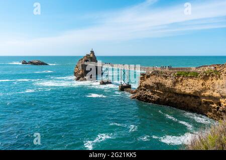 Holzbrücke über das Meer in Biarritz, Rocher de la Vierge im Sommer, Frankreich Stockfoto