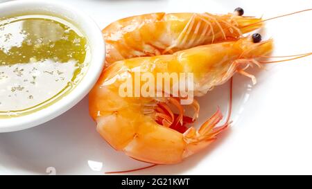 Shrimps mit Meeresfrüchte-Sauce , gekocht, gekocht Stockfoto