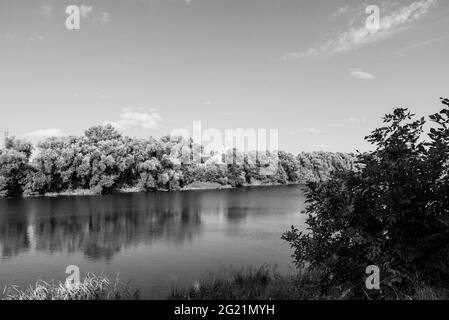 Ufer des Oka-Flusses, Räume und die Kirche im Hintergrund Stockfoto