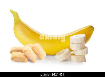 Bananenkaugummi auf weißem Hintergrund Stockfoto