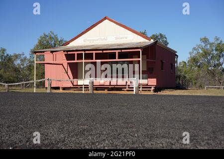 Das letzte verbleibende Gebäude einer kleinen Bergbaustadt, dieses leere Lager besteht aus Holz und Wellblech und befindet sich in der Nähe von Clermont, Queensland, Australien. Stockfoto