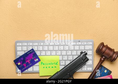 PC-Tastatur, Kreditkarten, Richter gavel und gun auf farbigem Hintergrund. Hacking-Konzept Stockfoto