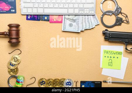 Komposition mit PC-Tastatur, Kreditkarten, Handschellen und Geld auf farbigem Hintergrund. Hacking-Konzept Stockfoto