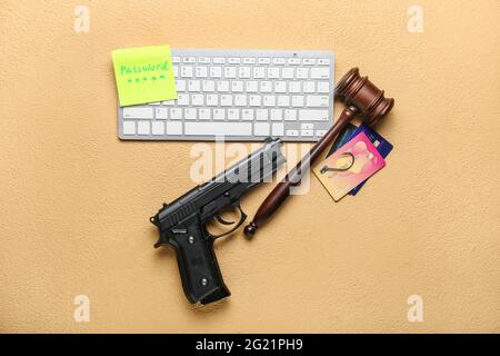 PC-Tastatur, Kreditkarten, Richter gavel und gun auf farbigem Hintergrund. Hacking-Konzept Stockfoto