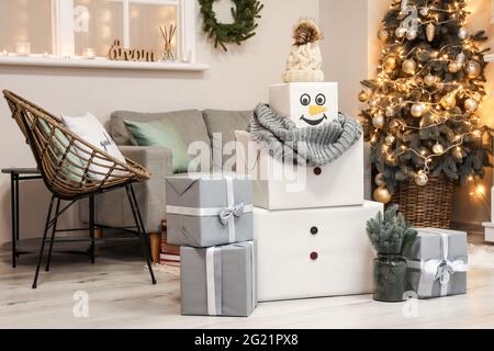 Lustige Schneemann im Wohnzimmer für Weihnachten dekoriert Stockfoto