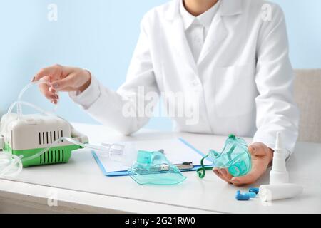 Allergistin, die in der Klinik arbeitet Stockfoto