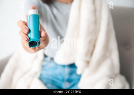 Frau mit Inhalator zu Hause Stockfoto