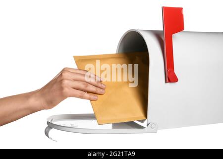 Frau bekommt Brief aus dem Briefkasten auf weißem Hintergrund Stockfoto