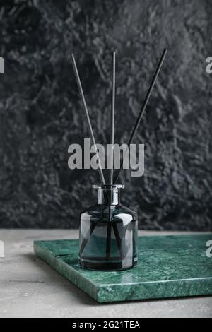 Reed-Diffusor auf dunklem Hintergrund Stockfoto