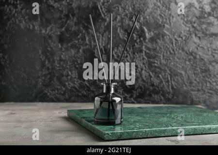 Reed-Diffusor auf dunklem Hintergrund Stockfoto