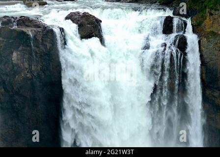 An einem kalten Wintertag stürzt Wasser an den Snoqualmie Falls in Snoqualmie, Washington, USA, ab. Stockfoto