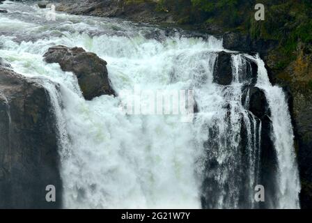 An einem kalten Wintertag stürzt Wasser an den Snoqualmie Falls in Snoqualmie, Washington, USA, ab. Stockfoto